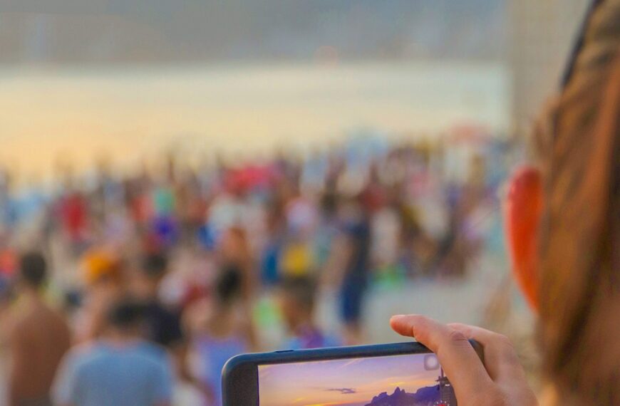 I suggerimenti del Garante su selfie e foto, protezione di smartphone e tablet, acquisti online, uso di app, chat e social network quando si è in vacanza (e non solo)
